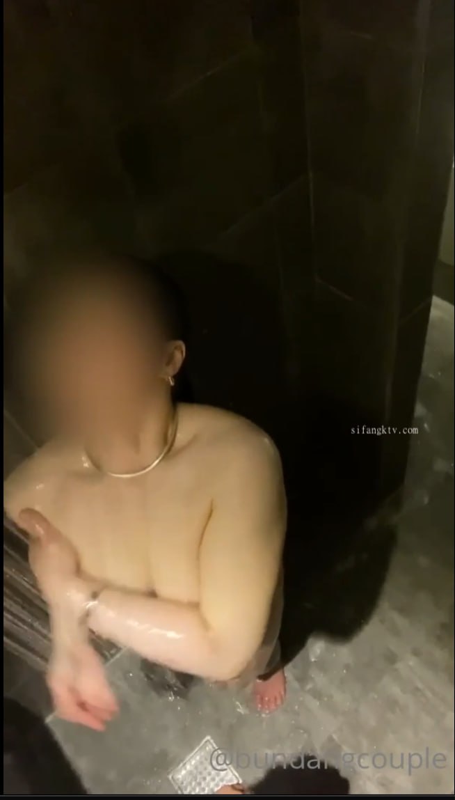 勾搭甜美女技师，撩起裙子摸逼揉奶口交，张开双腿抽插呻吟，翘起屁股一下下猛烈